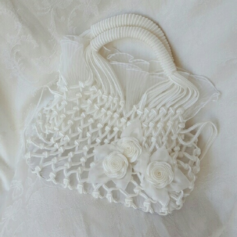 Elegant White Cable Handbag with Flower Design